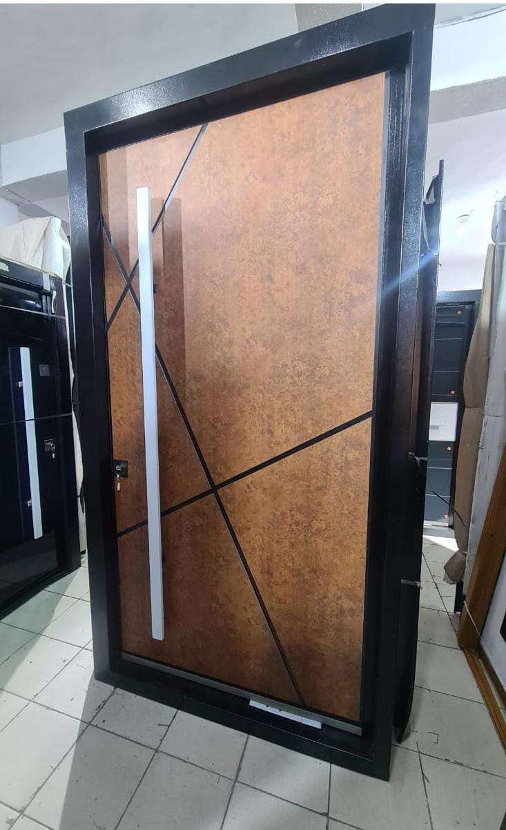 Pivot door 