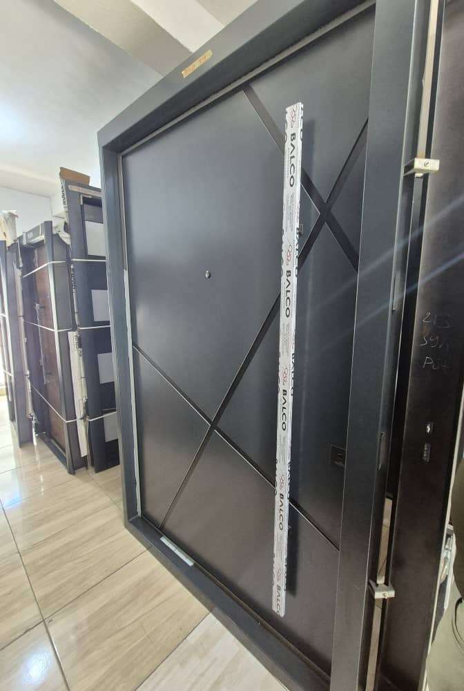 Pivot door 
